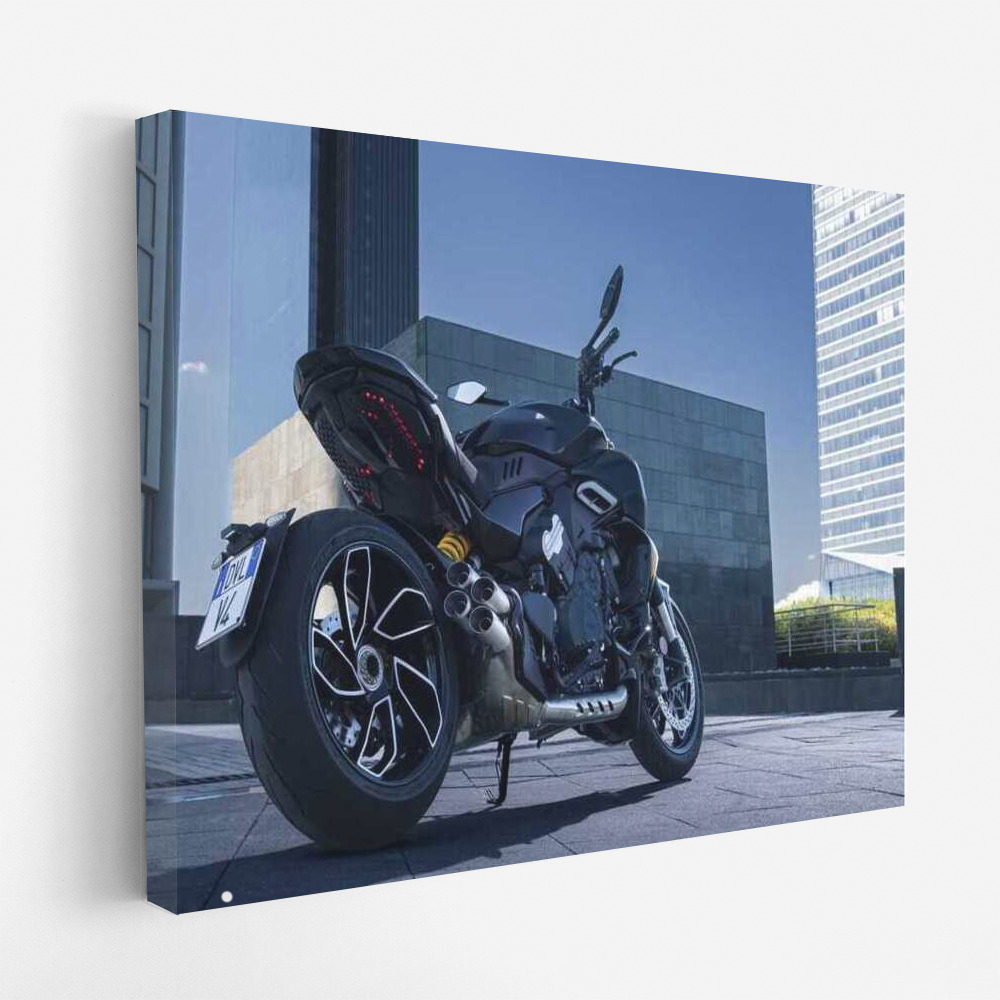 Ducati Diavel V4: Power and Style in an Urban Landscape