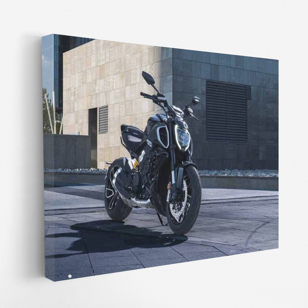 Speed and Power: Ducati Diavel V4 Sport Cruiser