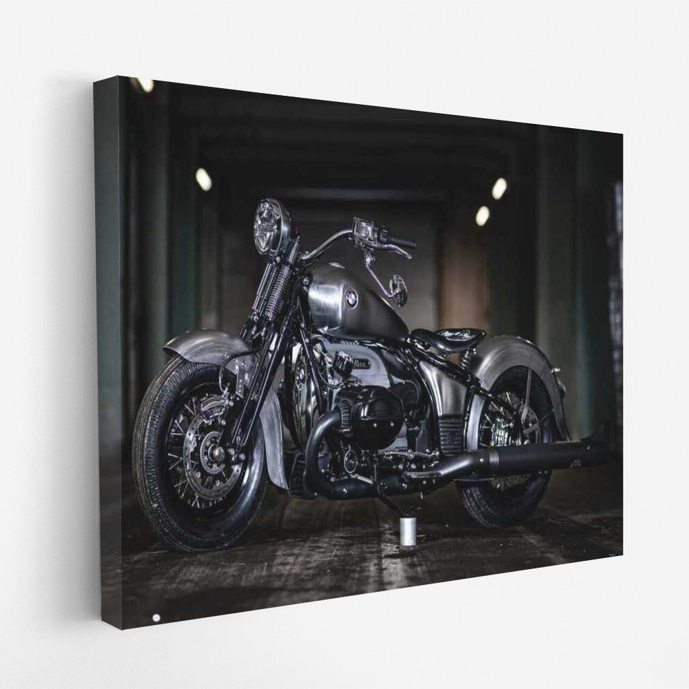 BMW R 18 Custom: Elegance and Power in Black