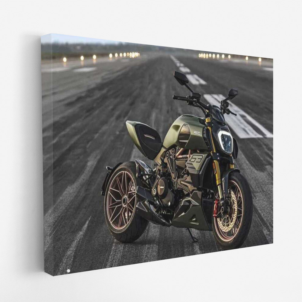 Runway Speed: Ducati Diavel 1260 Lamborghini