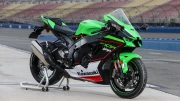 Speed Whirlwind: Kawasaki Ninja ZX 10R Motobike