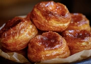 Caramel Croissants: The Scent of Baked Goods on Your Walls
