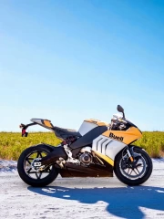 Buell Hammerhead V Twin: Dynamics on Snowy Road with Green Meadow
