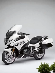 BMW R 1250 RT: Touring Elegance on a Minimalistic Background