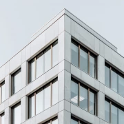 Snow-White Elegance: A Modern Architectural Marvel