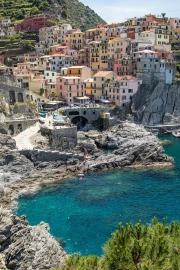 Vibrant Shores of Italy: Picturesque Views of the Azure Sea