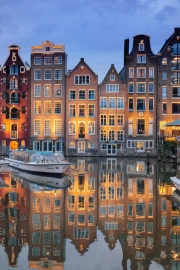 Dutch Facades: The Glitter of the Netherlands in the Mirror of Water