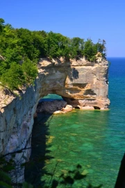 Michigan's Steep Cliffs: Turquoise Lake USA
