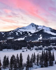 Sunrise over Montana's Snowy Peaks: The Tranquility and Majesty of the USA