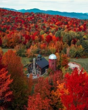 Vermont's Autumn Charm: A Landscape of Tranquility and Nature