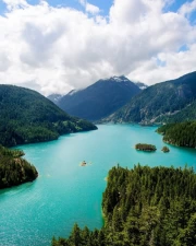 The Majesty of Washington Lake and Mountains: Nature of the USA