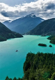 Emerald Waters and Mountains of Washington: US Landscape for Travel